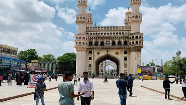 Hyderabad Crime: చార్మినర్ వద్ద నడిరోడ్డుపై వ్యక్తి దారుణ హత్య.. రూ.10 వేల పంచాయితీ..