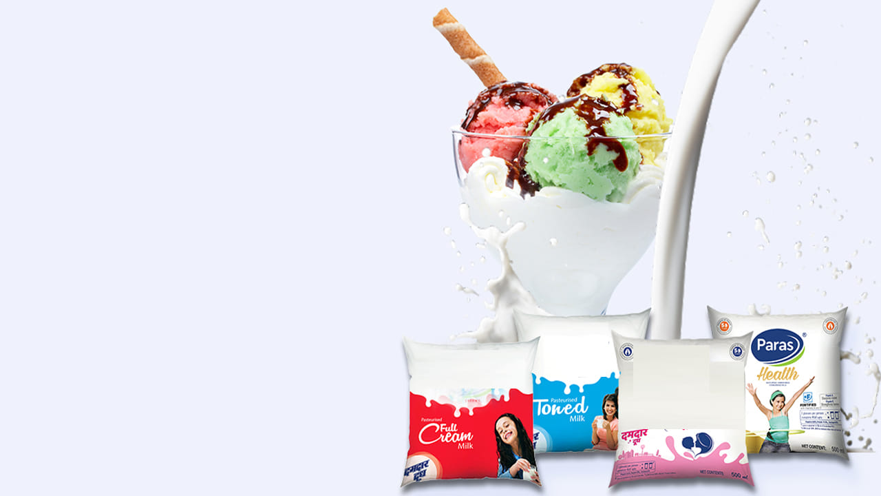 ఇంట్లో సపోటా ఐస్క్రీమ్ను తయారు చేయడానికి.. ఒక చిన్న గిన్నె తీసుకొని, 4 టేబుల్స్పూన్ పాలలో 1 టీస్పూన్ కార్న్ఫ్లోర్ వేసి, మెత్తని పేస్ట్లా కలపండి. మీరు చల్లని పాలను ఉపయోగించడం మరిచిపోవద్దు. బాగా కలిపిన ఆ మిశ్రమాన్ని పక్కన పెట్టండి. ఈలోగా, ఒక పాత్రను తీసుకొని పాలను మరిగించండి. పాలు పాత్రకు అంటుకోకుండా కలుపుతూ ఉండండి.