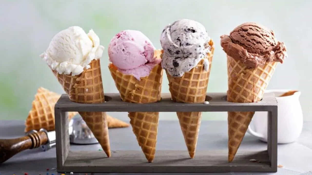 Ice Cream- ఐస్ క్రీం: వేడి టీ తాగుతూ చల్లని ఆహారం తినకూడదు. ఇది ఆరోగ్యానికి మంచిది కాదు. వికారం, వాంతులు అయ్యే అవకాశం ఉంటుంది. టీ తాగిన తర్వాత కనీసం అరగంట వరకు చల్లని ఆహారం తినకూడదు.