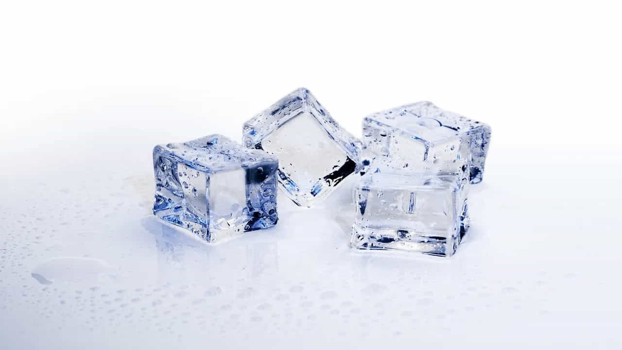 ప్రపంచంలో ICE లేకపోతే ఏమి జరుగుతుంది? గాయం విషయంలో, వాపును తగ్గించడానికి ఉపయోగపడుతుంది. అంతేకాదు ఈ ఐస్ను శీతల పానీయాలు చల్లగా ఉంచేందుకు ఉపయోగిస్తుంటారు. కానీ ఇది ఎల్లప్పుడూ మంచు కాదు. ఐతే ప్రపంచంలో ఐస్ ఎలా వచ్చింది..? ఎవరు కనుగొన్నారు? అది భారతదేశానికి ఎలా చేరింది? వివరాలు తెలుసుకుందాం.