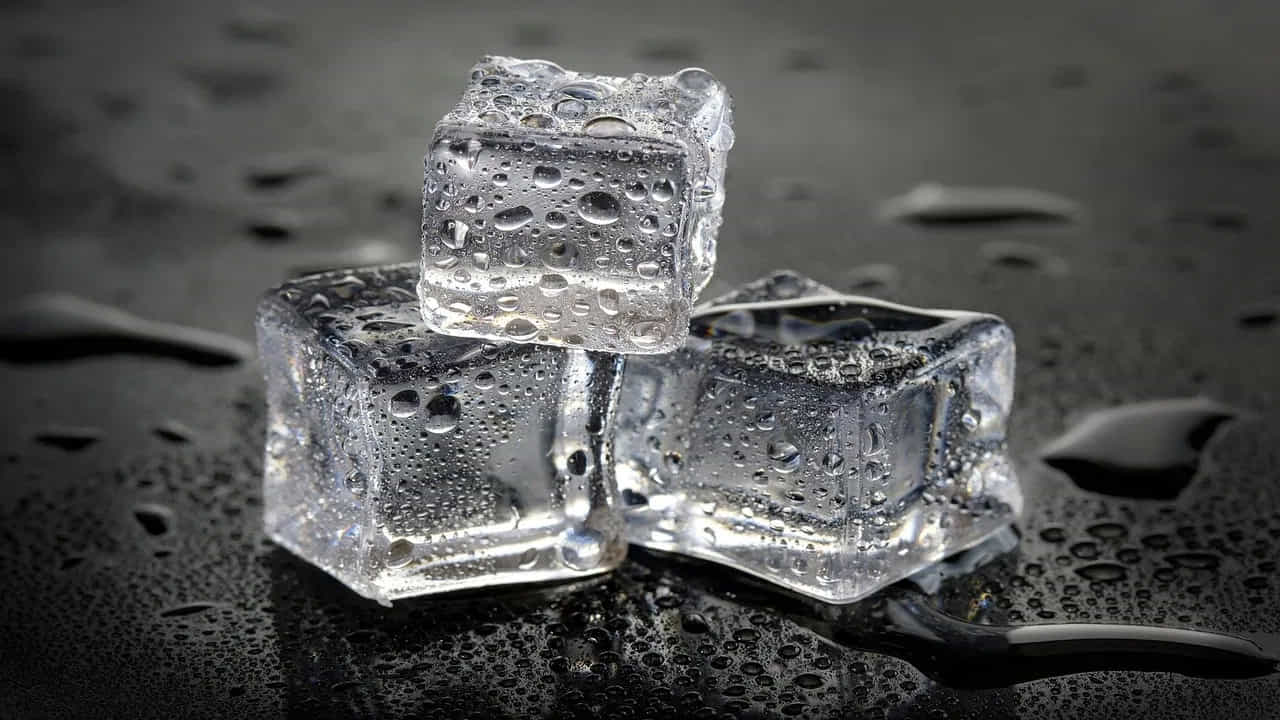ఐస్ను సాధారణంగా ICE క్యూబ్గా ఉపయోగిస్తాము. మనం భూమిపై కనిపించే సహజ మంచు గురించి మాట్లాడినట్లయితే, దాని చరిత్ర సుమారు 2.4 బిలియన్ సంవత్సరాల పురాతనమైనది. శాస్త్రవేత్తలు ఆ కాలానికి హురోనియం మంచు యుగం అని పేరు పెట్టారు. ఇది కూడా 2.1 బిలియన్ సంవత్సరాల క్రితం ముగిసింది.