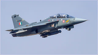 Viral Video:  నడి రోడ్డుపై పొట్టు పొట్టుగా కొట్టుకున్న ఇద్దరు వృద్ధులు.. షాకింగ్ వీడియో వైరల్