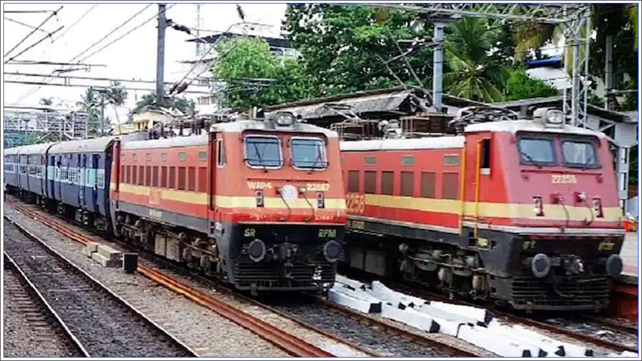 Indian Railways: రైల్వే కౌంటర్‌లో రిజర్వేషన్‌ చేసుకున్న టికెట్‌ పోయిందా..? టెన్షన్‌ లేదు.. ఇలా చేయండి!