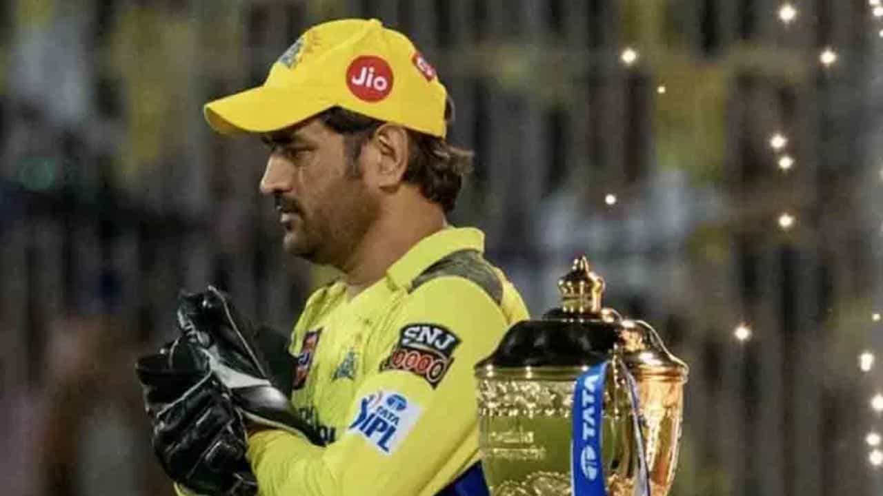 ఎంఎస్ ధోని ప్రస్తుతం మోకాలి సమస్యతో బాధపడుతున్నాడు. అయినా, మ్యాచ్‌లు ఆడుతూనే ఉన్నాడు. ఐపీఎల్ ముగిసిన తర్వాత ధోనికి చికిత్స చేయనున్నారు. ఈరోజు ధోనీ రిటైర్మెంట్ ప్రకటించి చెన్నై విజయంతో వీడ్కోలు పలుకుతాడో లేదో చూడాలి.