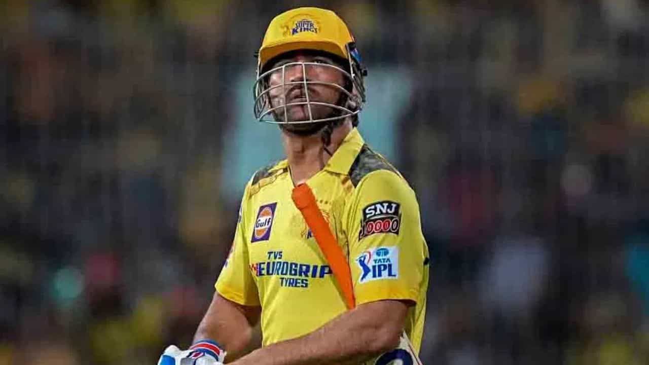 మహేంద్ర సింగ్ ధోనీ ఈరోజు రిటైర్మెంట్ తీసుకోనున్నట్లు సమాచారం. IPL 2023 ప్రారంభమైనప్పటి నుంచి, ధోని రిటైర్మెంట్ గురించి ఎక్కువగా చర్చ జరుగుతోంది. దీనిపై ధోనీతో సహా ఎవరూ ఇప్పటి వరకు ఎలాంటి కచ్చితమైన సమాచారం వెల్లడించలేదు.