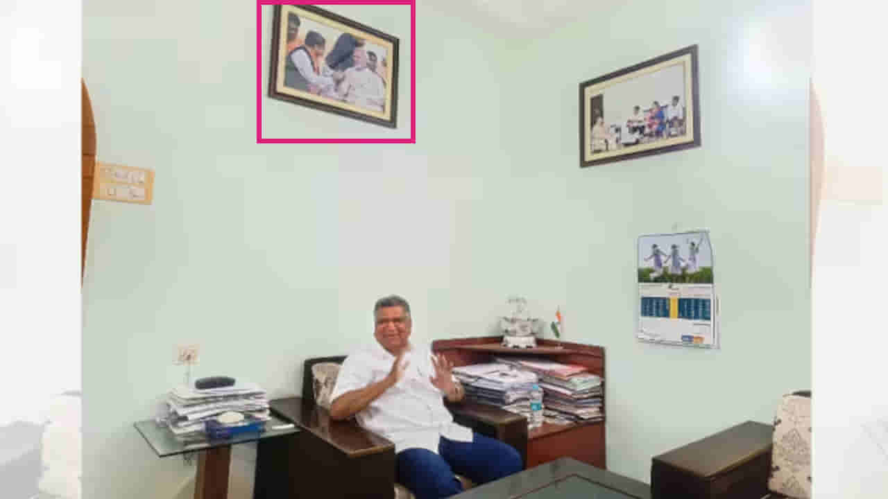 Congress: పార్టీ మారినా తొలిగించని ప్రధాని మోదీ ఫోటోలు.. అలా చేయడం తన మ్యానరిజం కాదంటున్న కాంగ్రెస్ సీనియర్ నేత..