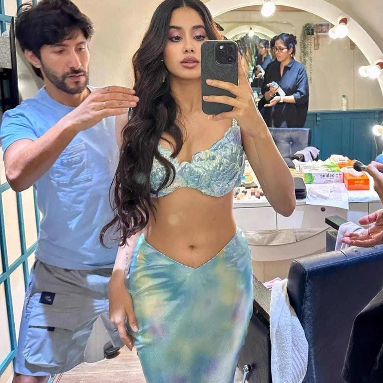 దివంగత నటి శ్రీదేవి కూతురు జాన్వీ కపూర్‌ మత్స్యకన్యగా మారిపోయింది. అయితే ఈ లుక్‌ సినిమా కోసం కాదు. ఒక యాడ్‌ ప్రమోషన్‌ షూట్‌ కోసం. 