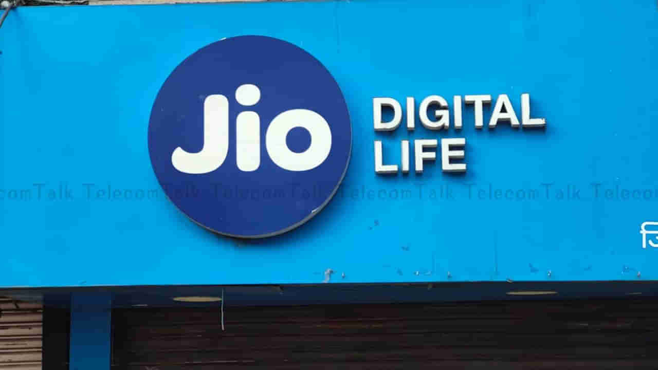 ప్రభుత్వ ఉద్యోగులందరూ జియో సిమ్ను వాడాల్సిందే.. గుజరాత్ ప్రభుత్వం కీలక నిర్ణయం