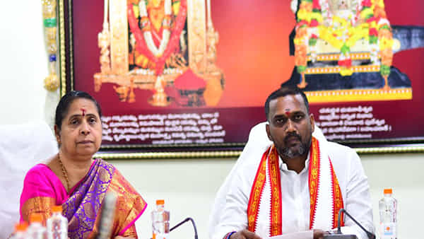 Durga Temple: వివాదాలకు కేరాఫ్గా ఇంద్రకీలాద్రి.. ఈవోపై ఆలయ చైర్మన్ బహిరంగంగానే విమర్శలు..