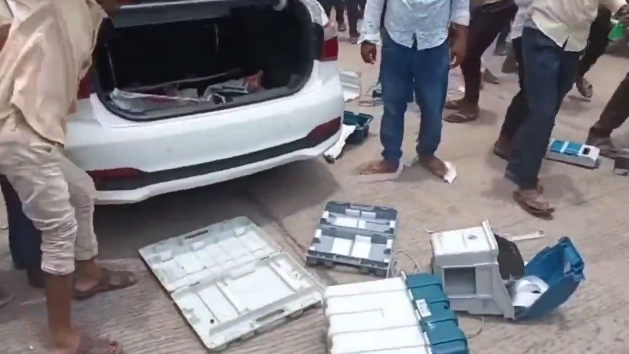 Karnataka Elections: కర్నాటక పోలింగ్‌లో ఉద్రిక్తత.. వీవీప్యాట్స్, ఈవీఎంలను పగలగొట్టిన గ్రామస్తులు..