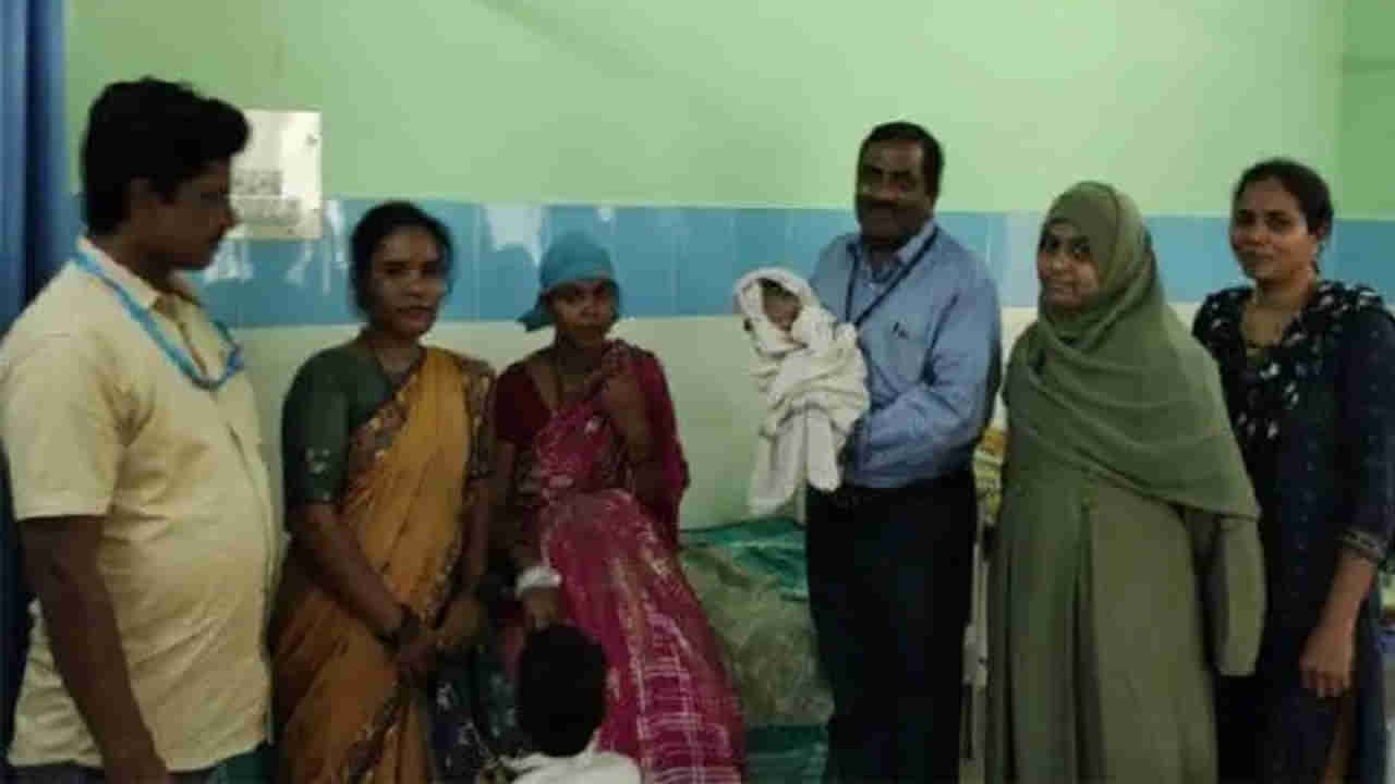 Karnataka Polls: పోలింగ్ బూత్లో గర్భిణికి ప్రసవం... ఓటేయగానే ఒడిలో మగబిడ్డ