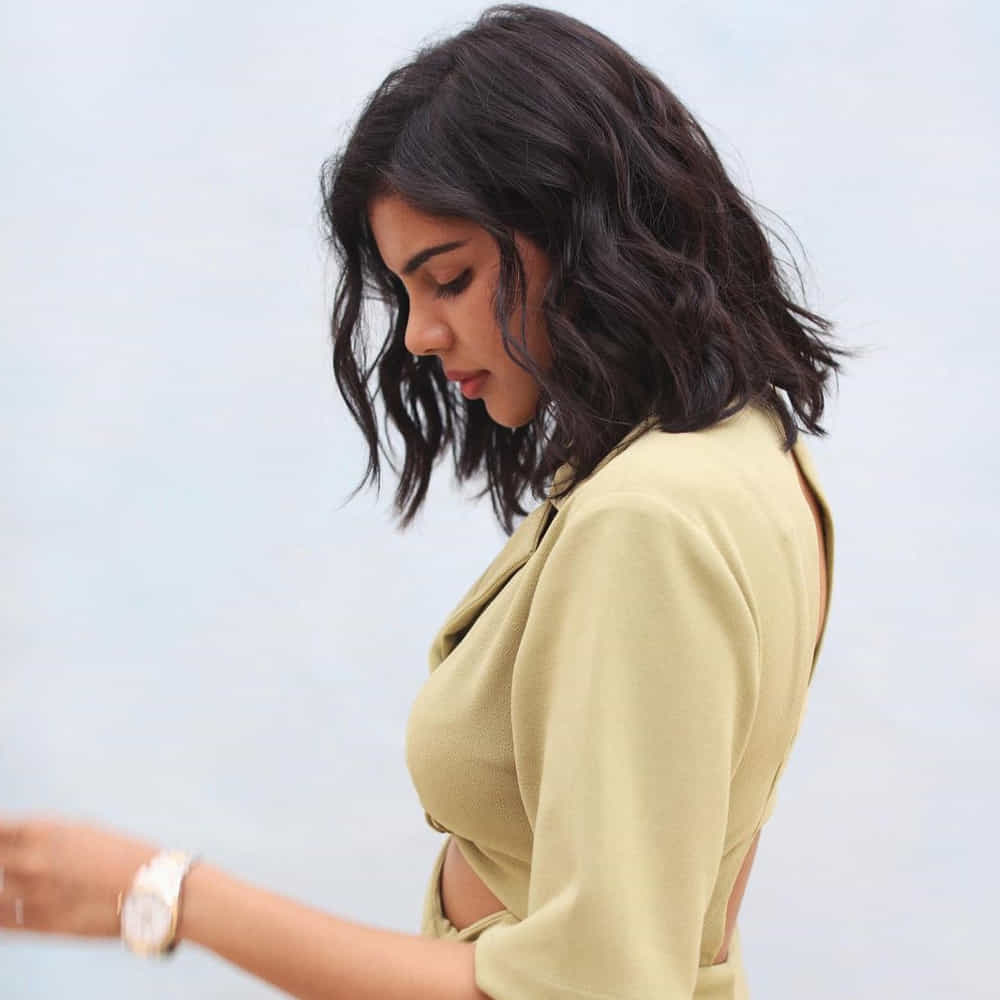 క‌ళ్యాణి ప్రియ‌ద‌ర్శన్.. ప్రముఖ మలయాళ, తెలుగు, హిందీ సినిమా దర్శకుడు ప్రియదర్శన్ కూతురని తెలిసిందే. తెలుగులో అక్కినేని అఖిల్ హీరోగా వ‌చ్చిన హ‌లో సినిమాతో పరిచయం అయింది. ఈ చిత్రంలో తన అందం, అభినయంతో ప్రేక్షకులను అలరించింది. తర్వాత సాయి ధర్మతేజ్ సరసన చిత్రలహరి మూవీలో నటించింది. ఈ చిత్రం హిట్ టాక్ తెచ్చుకుంది. అలాగే తెలుగులో చివరిగా రణరంగం సినిమాలో హీరోయిన్ గా నటించింది. తాజాగా సోషల్ మీడియాలో షేర్ ఫొటోస్ వైరల్ గా మారాయి.