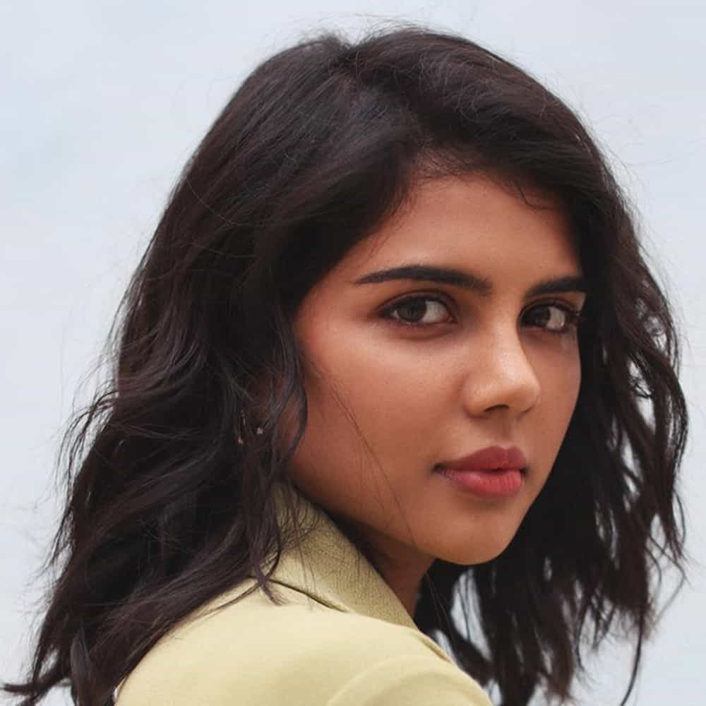 క‌ళ్యాణి ప్రియ‌ద‌ర్శన్.. ప్రముఖ మలయాళ, తెలుగు, హిందీ సినిమా దర్శకుడు ప్రియదర్శన్ కూతురని తెలిసిందే. తెలుగులో అక్కినేని అఖిల్ హీరోగా వ‌చ్చిన హ‌లో సినిమాతో పరిచయం అయింది. ఈ చిత్రంలో తన అందం, అభినయంతో ప్రేక్షకులను అలరించింది. తర్వాత సాయి ధర్మతేజ్ సరసన చిత్రలహరి మూవీలో నటించింది. ఈ చిత్రం హిట్ టాక్ తెచ్చుకుంది. అలాగే తెలుగులో చివరిగా రణరంగం సినిమాలో హీరోయిన్ గా నటించింది. తాజాగా సోషల్ మీడియాలో షేర్ ఫొటోస్ వైరల్ గా మారాయి.