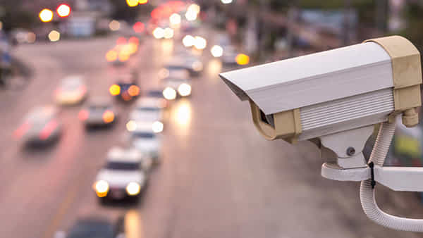 CCTV Camera: యువతికి లిఫ్ట్ ఇచ్చాడు.. ట్రాఫిక్ చలానాతో భార్యకు అడ్డంగా దొరికిపోయాడు.. వివరాల్లోకి వెళ్తే..