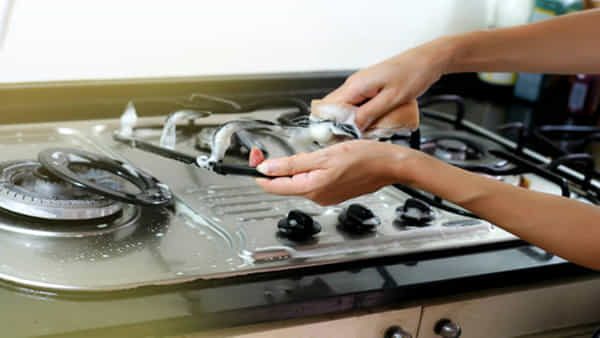Kitchen Hacks : గ్యాస్ స్టవ్పై జిడ్డు పేరుకుపోయి సరిగ్గా వెలగడంలేదా?అయితే ఈ చిట్కాలు ఫాలో అవ్వండి