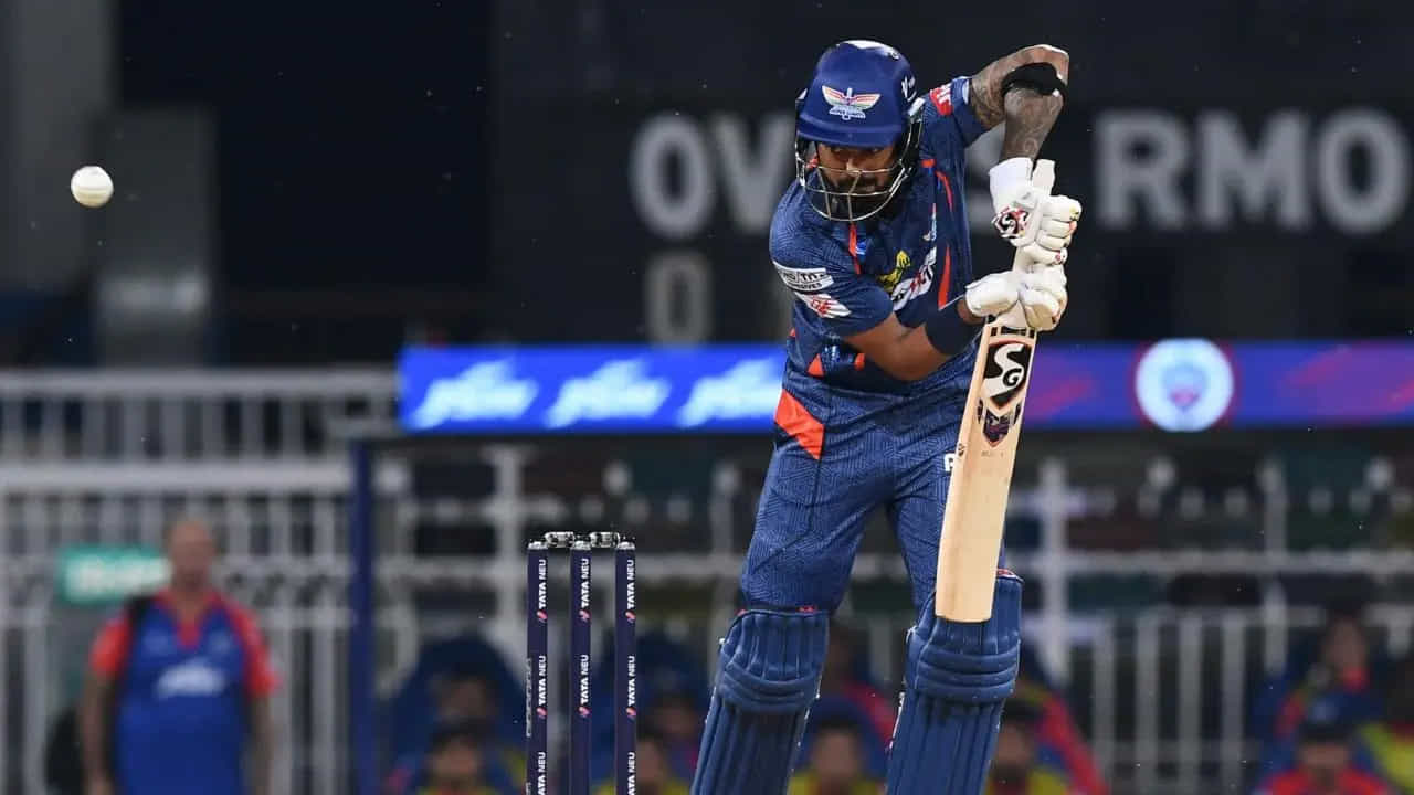 ఇంకా లక్నో టీమ్ తరఫున కేఎల్ రాహుల్ రాణించిన ప్రతి సారీ ఆ జట్టు తక్కువ స్కోర్కే పరిమితమవుతోంది. ఈ సీజన్లో పంజాబ్ కింగ్స్తో జరిగిన మ్యాచ్లో కేఎల్ రాహుల్ 56 బంతుల్లో 74 పరుగులు చేశాడు. ఈ మ్యాచ్లో లక్నో సూపర్ జెయింట్స్ 159 పరుగులు మాత్రమే చేసింది. ఇక రాజస్థాన్ రాయల్స్పై రాహుల్ 32 బంతుల్లో 39 పరుగులు చేయగా, లక్నో 154 పరుగులు మాత్రమే చేయగలిగింది.