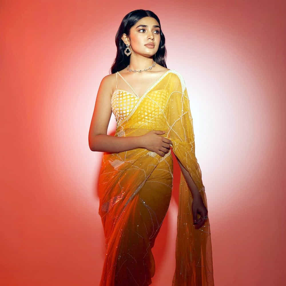 ఉప్పెన సినిమాతో కుర్రకారు కలల రాకుమారిగా మారిపోయింది ఈ బ్యూటీ. ఈ అమ్మడు ఎవరో కాదు అందాల తార కృతిశెట్టి.ఈ అమ్మడి గురించి స్పెషల్ గా చెప్పాల్సిన అవసరం లేదు. ఎప్పుడు సోషల్ మీడియాలో యాక్టీవ్ గా ఈ బ్యూటీ షేర్ చేసిన తాజా ఫొటోస్ కు కుర్రకారును ఉక్కిరిబిక్కిరి అయిపోతున్నారు అనుకోండి.