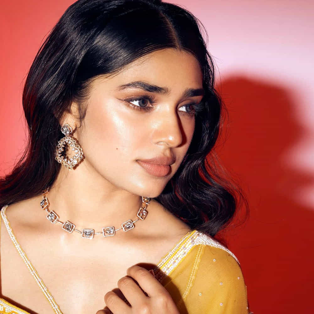 ఉప్పెన సినిమాతో కుర్రకారు కలల రాకుమారిగా మారిపోయింది ఈ బ్యూటీ. ఈ అమ్మడు ఎవరో కాదు అందాల తార కృతిశెట్టి.ఈ అమ్మడి గురించి స్పెషల్ గా చెప్పాల్సిన అవసరం లేదు. ఎప్పుడు సోషల్ మీడియాలో యాక్టీవ్ గా ఈ బ్యూటీ షేర్ చేసిన తాజా ఫొటోస్ కు కుర్రకారును ఉక్కిరిబిక్కిరి అయిపోతున్నారు అనుకోండి.