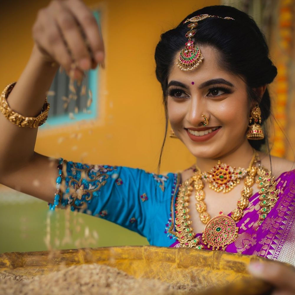 ఖుషీ బెంగుళూరులో జన్మించింది. 2020లో దియా సినిమాతో తెరంగేట్రం చేసిన ఆమె.. కన్నడతోపాటు.. తెలుగులోనూ మంచి ఫాలోయింగ్ సంపాదించుకుంది. ఇందులో ఆమె నటనకు ప్రశంసలు అందుకుంది.