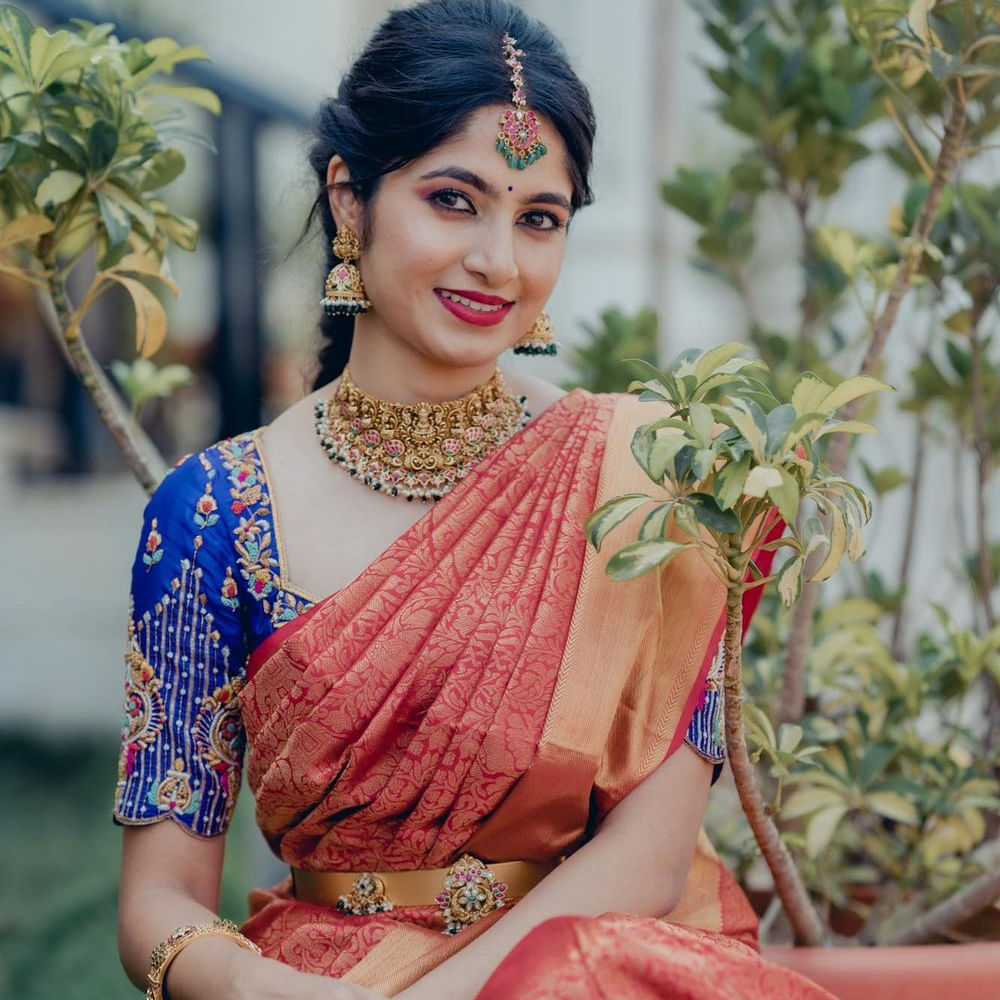 తాజాగా చీరకట్టులో పుత్తడి బొమ్మలా ముస్తాబయ్యింది. తాజాగా ఖుషి షేర్ చేసిన బ్యూటీఫుల్ పిక్స్ నెట్టింట వైరలవుతున్నాయి.