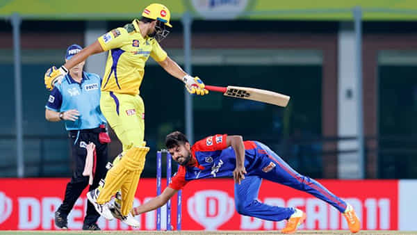 CSK vs DC: లలిత్ యాదవ్ కళ్లు చెదిరే క్యాచ్.. నోరెళ్లబెట్టేసిన అంపైర్..! వీడియో చూస్తే వావ్ అనాల్సిందే..
