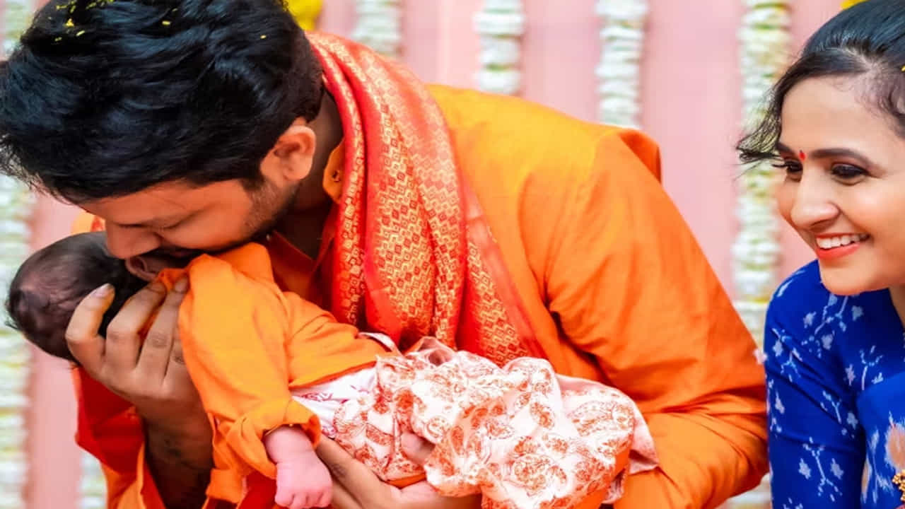 ముఖ్యంగా యాంకర్‌ రవితో ఆమె చేసిన టీవీ షోలు బాగా ఆదరణ పొందాయి ఇక బిగ్‌బాస్‌ రియాలిటీషోలోనూ పాల్గొని మరింత క్రేజ్‌ను సొంతం చేసుకుంది. 3. ఈ సెలబ్రిటీ రియాలిటీషోలో విజేతగా నిలవకపోయినప్పటికీ తన ఆటతీరుతో బుల్లితెర ప్రేక్షకులను ఆకట్టుకుంది. చివరకు వంటలక్క బిరుదుతో షో నుంచి బయటకు వచ్చేసింది