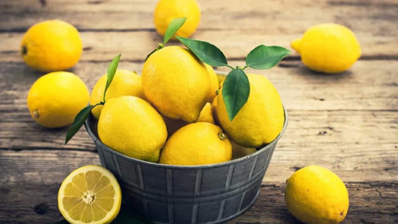 Lemon- నిమ్మరసం: కొందరు నిమ్మరసాన్ని టీలో కలిపి తాగుతారు. దీన్ని తాగితే బరువు తగ్గుతుందని చాలా మంది నమ్ముతారు. కానీ టీలో నిమ్మరసం కలిపి తీసుకుంటే, టీ ఆమ్లంగా మారుతుంది.