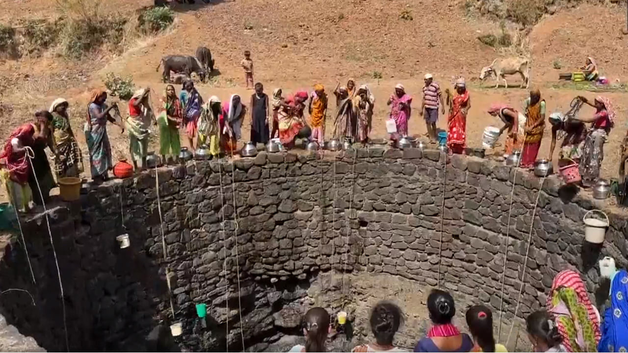 Maharashtra: గుక్కెడు నీళ్ల కోసం అల్లాడుతున్న గ్రామాలు.. ప్రాణాలకు తెగించి మండుటెండలో మహిళల సాహసం