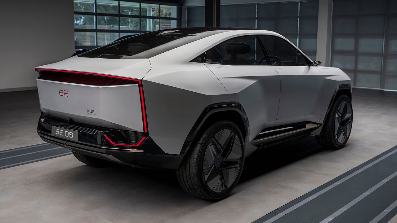 Mahindra BE 09.. This car costs around Rs.  It is estimated to be up to 45 lakhs.  It is the largest upcoming premium SUV from Mahindra.  It uses the new INGLO (INGLO) concept.  The battery gives a range of 450 kilometers on a single charge.  It is likely to hit the market in December 2026. 