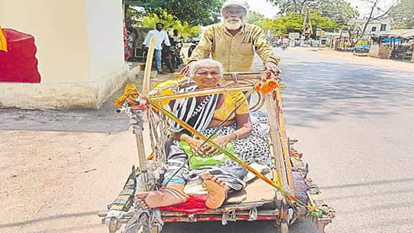 అమ్మ కోసం అభినవ శ్రవణ ‘కుమారుడి’ తాపత్రయం.. చెక్కబండిలోనే 100 కి.మీ కాలినడక.. తల్లి కోరిక తీర్చడం కోసం..