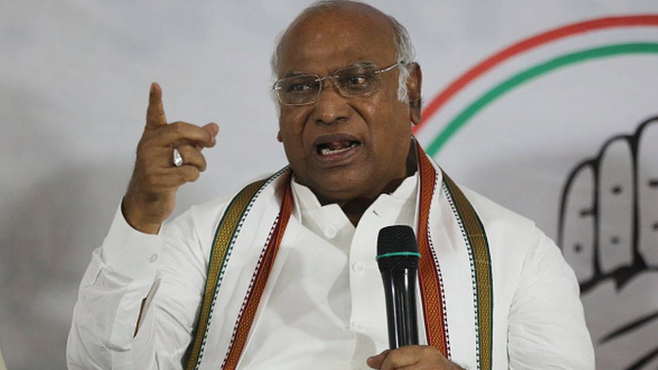 Mallikarjun Kharge: మల్లికార్జున ఖర్గేకి షాక్.. రూ.100 కోట్ల పరువు నష్టం దావా కేసులో కోర్టు సమన్లు