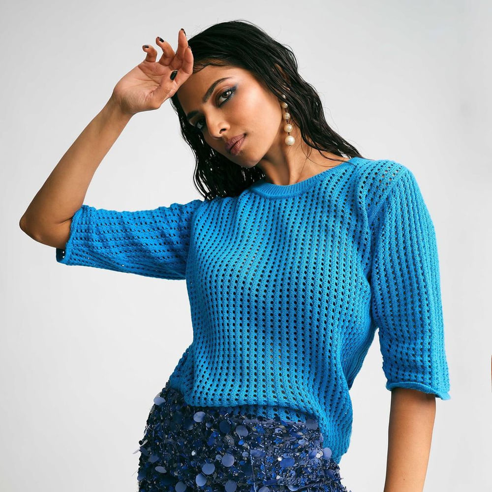 సౌత్ హీరోయినే అయినా గ్లామర్ విషయంలో నార్త్ బ్యూటీస్కు కూడా పోటి ఇచ్చే అందాల భామ మాళవిక మోహనన్. కెరీర్లో బిగ్ సక్సెస్లు లేకపోయినా.. ఫిలిం సర్కిల్స్లో ఈ బ్యూటీ పేరు గట్టిగానే వినిపిస్తుంటుంది. సోషల్ మీడియాలో హీట్ పెంచే ఫోటో షూట్స్తో హల్ చల్ చేస్తుంది ఈ బ్యూటీ. హీరోయిన్గా కన్నా ఇన్స్టా స్టార్ గానే ఎక్కువ పాపులర్. మాస్టర్, మారన్ లాంటి సినిమాల్లో స్టార్ హీరోల సరసన నటించినా.. మాళవికకు పెద్దగా గుర్తింపు రాలేదు. ప్రస్తుతం ప్రభాస్ - మారుతీ మూవీలో హీరోయిన్ గా నటిస్తుంది ఈ చిన్నది.