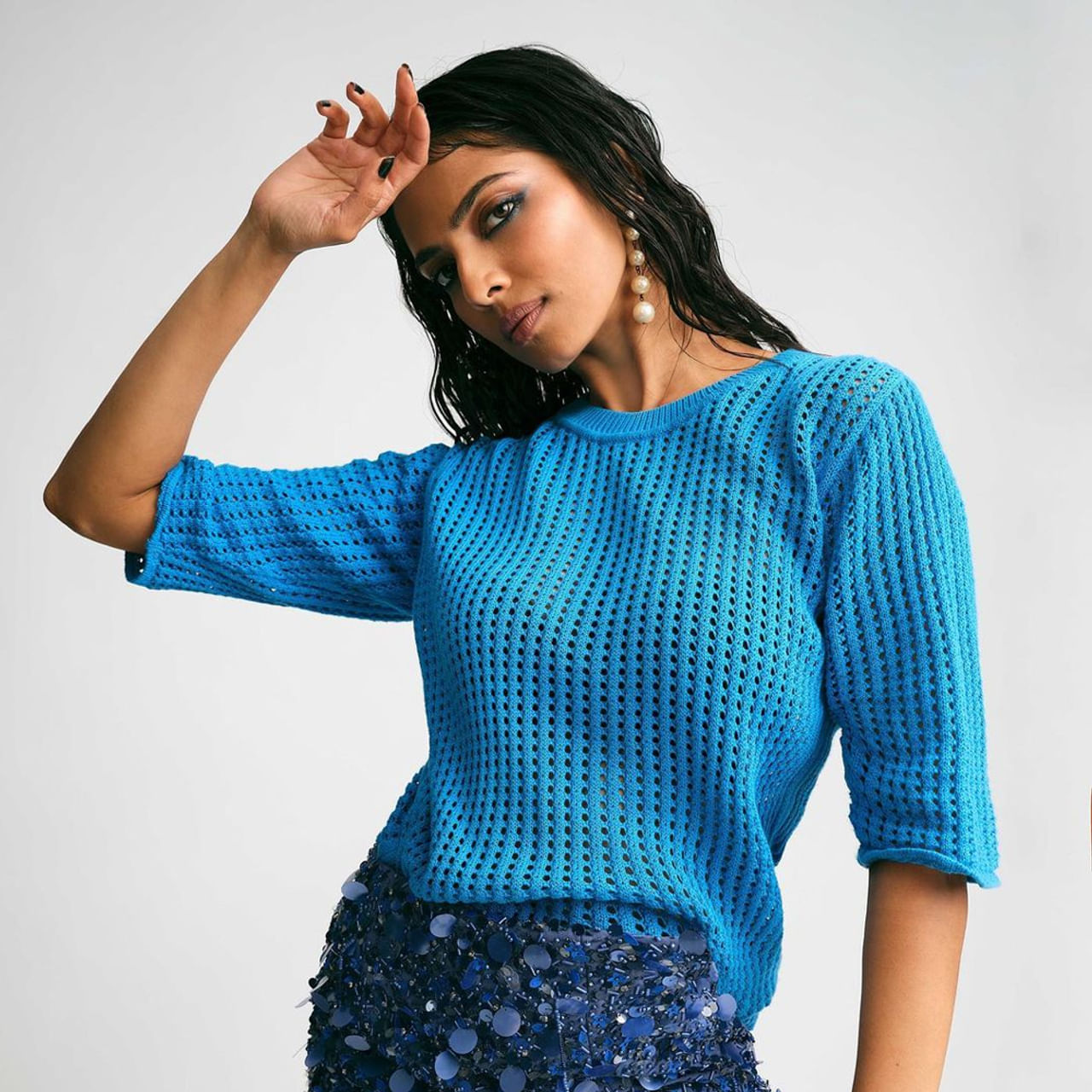 సౌత్ హీరోయినే అయినా గ్లామర్ విషయంలో నార్త్ బ్యూటీస్కు కూడా పోటి ఇచ్చే అందాల భామ మాళవిక మోహనన్. కెరీర్లో బిగ్ సక్సెస్లు లేకపోయినా.. ఫిలిం సర్కిల్స్లో ఈ బ్యూటీ పేరు గట్టిగానే వినిపిస్తుంటుంది. సోషల్ మీడియాలో హీట్ పెంచే ఫోటో షూట్స్తో హల్ చల్ చేస్తుంది ఈ బ్యూటీ. హీరోయిన్గా కన్నా ఇన్స్టా స్టార్ గానే ఎక్కువ పాపులర్. మాస్టర్, మారన్ లాంటి సినిమాల్లో స్టార్ హీరోల సరసన నటించినా.. మాళవికకు పెద్దగా గుర్తింపు రాలేదు. ప్రస్తుతం ప్రభాస్ - మారుతీ మూవీలో హీరోయిన్ గా నటిస్తుంది ఈ చిన్నది.