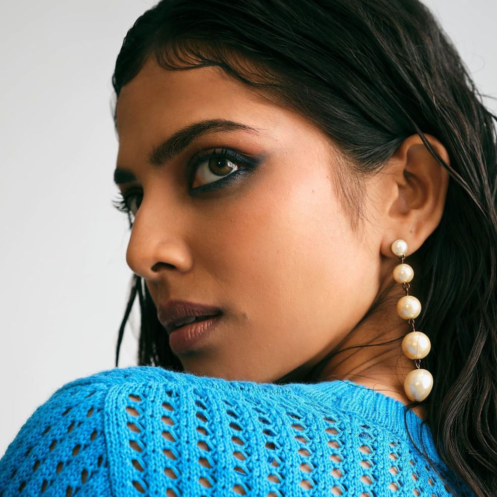 సౌత్ హీరోయినే అయినా గ్లామర్ విషయంలో నార్త్ బ్యూటీస్కు కూడా పోటి ఇచ్చే అందాల భామ మాళవిక మోహనన్. కెరీర్లో బిగ్ సక్సెస్లు లేకపోయినా.. ఫిలిం సర్కిల్స్లో ఈ బ్యూటీ పేరు గట్టిగానే వినిపిస్తుంటుంది. సోషల్ మీడియాలో హీట్ పెంచే ఫోటో షూట్స్తో హల్ చల్ చేస్తుంది ఈ బ్యూటీ. హీరోయిన్గా కన్నా ఇన్స్టా స్టార్ గానే ఎక్కువ పాపులర్. మాస్టర్, మారన్ లాంటి సినిమాల్లో స్టార్ హీరోల సరసన నటించినా.. మాళవికకు పెద్దగా గుర్తింపు రాలేదు. ప్రస్తుతం ప్రభాస్ - మారుతీ మూవీలో హీరోయిన్ గా నటిస్తుంది ఈ చిన్నది.