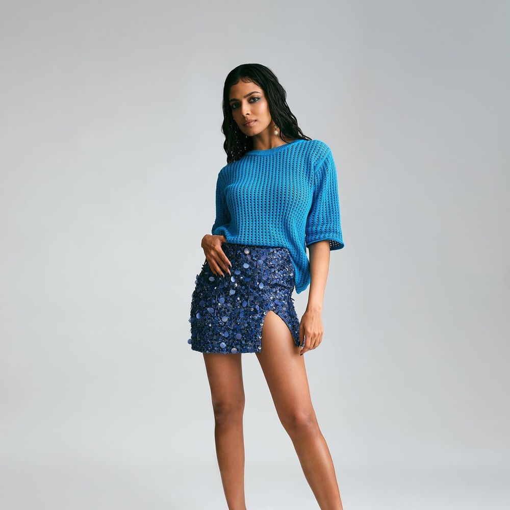 సౌత్ హీరోయినే అయినా గ్లామర్ విషయంలో నార్త్ బ్యూటీస్కు కూడా పోటి ఇచ్చే అందాల భామ మాళవిక మోహనన్. కెరీర్లో బిగ్ సక్సెస్లు లేకపోయినా.. ఫిలిం సర్కిల్స్లో ఈ బ్యూటీ పేరు గట్టిగానే వినిపిస్తుంటుంది. సోషల్ మీడియాలో హీట్ పెంచే ఫోటో షూట్స్తో హల్ చల్ చేస్తుంది ఈ బ్యూటీ. హీరోయిన్గా కన్నా ఇన్స్టా స్టార్ గానే ఎక్కువ పాపులర్. మాస్టర్, మారన్ లాంటి సినిమాల్లో స్టార్ హీరోల సరసన నటించినా.. మాళవికకు పెద్దగా గుర్తింపు రాలేదు. ప్రస్తుతం ప్రభాస్ - మారుతీ మూవీలో హీరోయిన్ గా నటిస్తుంది ఈ చిన్నది.