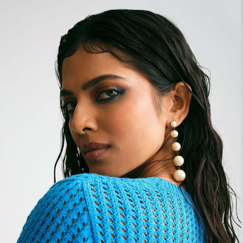 సౌత్ హీరోయినే అయినా గ్లామర్ విషయంలో నార్త్ బ్యూటీస్కు కూడా పోటి ఇచ్చే అందాల భామ మాళవిక మోహనన్. కెరీర్లో బిగ్ సక్సెస్లు లేకపోయినా.. ఫిలిం సర్కిల్స్లో ఈ బ్యూటీ పేరు గట్టిగానే వినిపిస్తుంటుంది. సోషల్ మీడియాలో హీట్ పెంచే ఫోటో షూట్స్తో హల్ చల్ చేస్తుంది ఈ బ్యూటీ. హీరోయిన్గా కన్నా ఇన్స్టా స్టార్ గానే ఎక్కువ పాపులర్. మాస్టర్, మారన్ లాంటి సినిమాల్లో స్టార్ హీరోల సరసన నటించినా.. మాళవికకు పెద్దగా గుర్తింపు రాలేదు. ప్రస్తుతం ప్రభాస్ - మారుతీ మూవీలో హీరోయిన్ గా నటిస్తుంది ఈ చిన్నది.