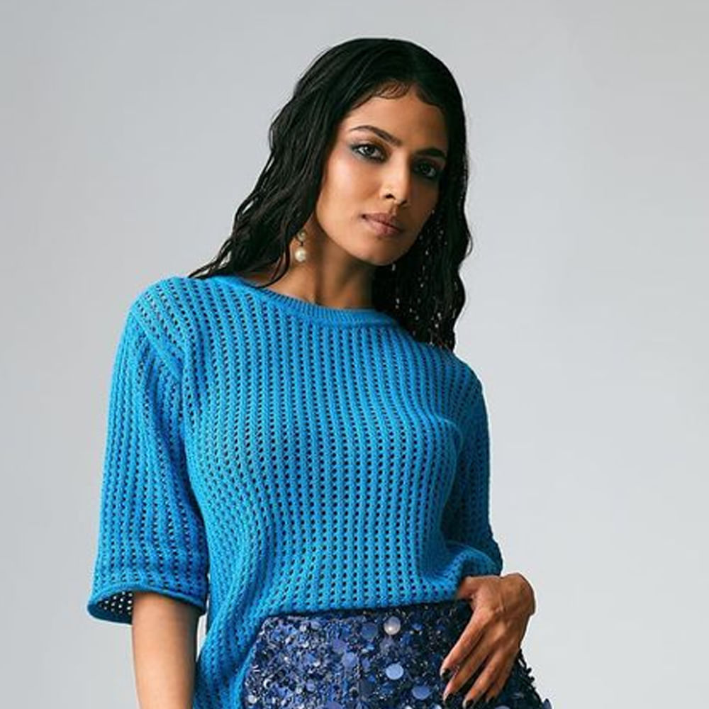 సౌత్ హీరోయినే అయినా గ్లామర్ విషయంలో నార్త్ బ్యూటీస్కు కూడా పోటి ఇచ్చే అందాల భామ మాళవిక మోహనన్. కెరీర్లో బిగ్ సక్సెస్లు లేకపోయినా.. ఫిలిం సర్కిల్స్లో ఈ బ్యూటీ పేరు గట్టిగానే వినిపిస్తుంటుంది. సోషల్ మీడియాలో హీట్ పెంచే ఫోటో షూట్స్తో హల్ చల్ చేస్తుంది ఈ బ్యూటీ. హీరోయిన్గా కన్నా ఇన్స్టా స్టార్ గానే ఎక్కువ పాపులర్. మాస్టర్, మారన్ లాంటి సినిమాల్లో స్టార్ హీరోల సరసన నటించినా.. మాళవికకు పెద్దగా గుర్తింపు రాలేదు. ప్రస్తుతం ప్రభాస్ - మారుతీ మూవీలో హీరోయిన్ గా నటిస్తుంది ఈ చిన్నది.