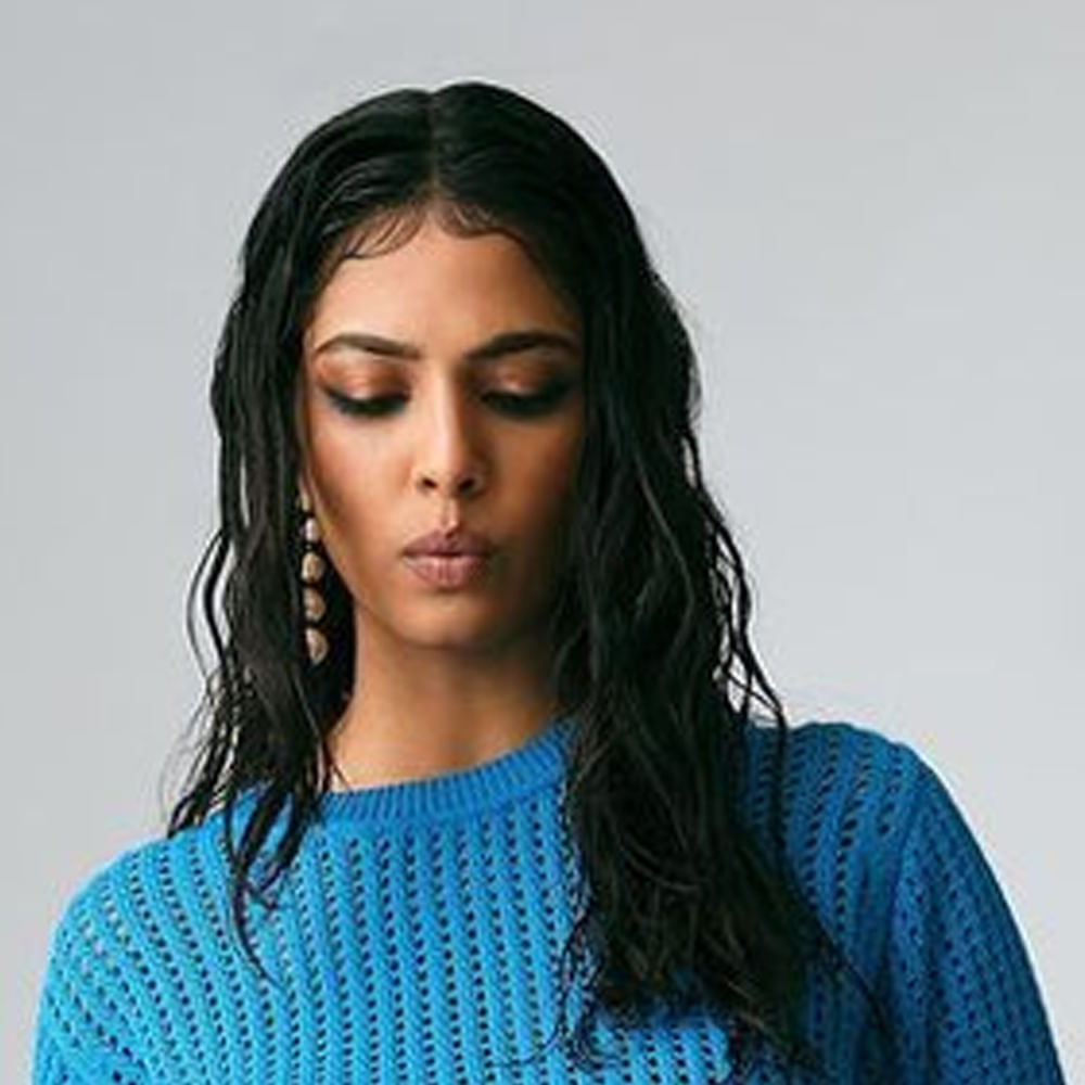 సౌత్ హీరోయినే అయినా గ్లామర్ విషయంలో నార్త్ బ్యూటీస్కు కూడా పోటి ఇచ్చే అందాల భామ మాళవిక మోహనన్. కెరీర్లో బిగ్ సక్సెస్లు లేకపోయినా.. ఫిలిం సర్కిల్స్లో ఈ బ్యూటీ పేరు గట్టిగానే వినిపిస్తుంటుంది. సోషల్ మీడియాలో హీట్ పెంచే ఫోటో షూట్స్తో హల్ చల్ చేస్తుంది ఈ బ్యూటీ. హీరోయిన్గా కన్నా ఇన్స్టా స్టార్ గానే ఎక్కువ పాపులర్. మాస్టర్, మారన్ లాంటి సినిమాల్లో స్టార్ హీరోల సరసన నటించినా.. మాళవికకు పెద్దగా గుర్తింపు రాలేదు. ప్రస్తుతం ప్రభాస్ - మారుతీ మూవీలో హీరోయిన్ గా నటిస్తుంది ఈ చిన్నది.