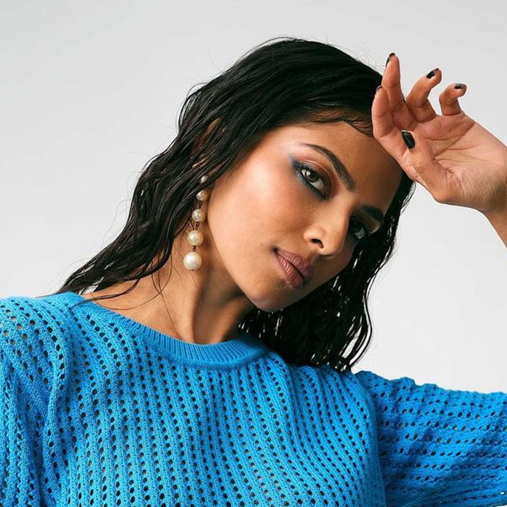 సౌత్ హీరోయినే అయినా గ్లామర్ విషయంలో నార్త్ బ్యూటీస్కు కూడా పోటి ఇచ్చే అందాల భామ మాళవిక మోహనన్. కెరీర్లో బిగ్ సక్సెస్లు లేకపోయినా.. ఫిలిం సర్కిల్స్లో ఈ బ్యూటీ పేరు గట్టిగానే వినిపిస్తుంటుంది. సోషల్ మీడియాలో హీట్ పెంచే ఫోటో షూట్స్తో హల్ చల్ చేస్తుంది ఈ బ్యూటీ. హీరోయిన్గా కన్నా ఇన్స్టా స్టార్ గానే ఎక్కువ పాపులర్. మాస్టర్, మారన్ లాంటి సినిమాల్లో స్టార్ హీరోల సరసన నటించినా.. మాళవికకు పెద్దగా గుర్తింపు రాలేదు. ప్రస్తుతం ప్రభాస్ - మారుతీ మూవీలో హీరోయిన్ గా నటిస్తుంది ఈ చిన్నది.