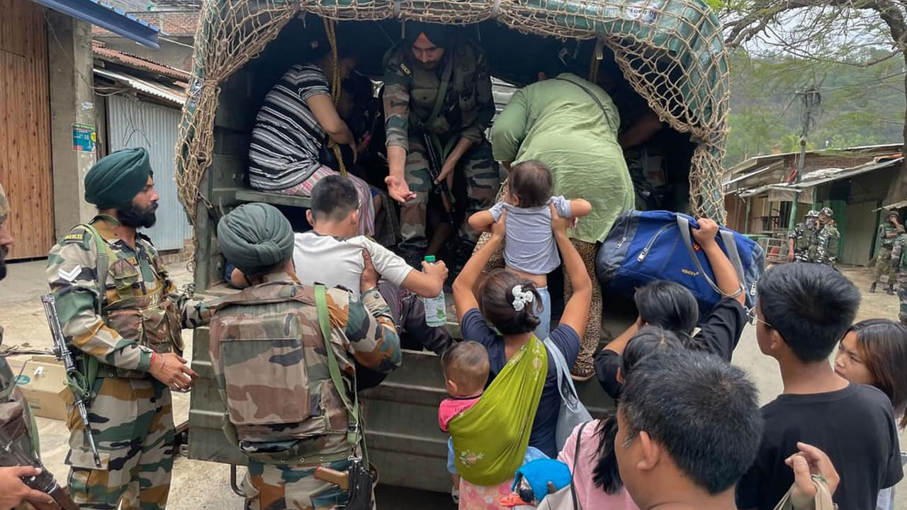 Manipur Violence: మణిపూర్‌లో తొలిగిన ఉద్రిక్త పరిస్థితులు.. 11 జిల్లాల్లో కర్ఫ్యూ సడలింపు.. నిత్యావసరాల కోసం మార్కెట్‌కు జనం..