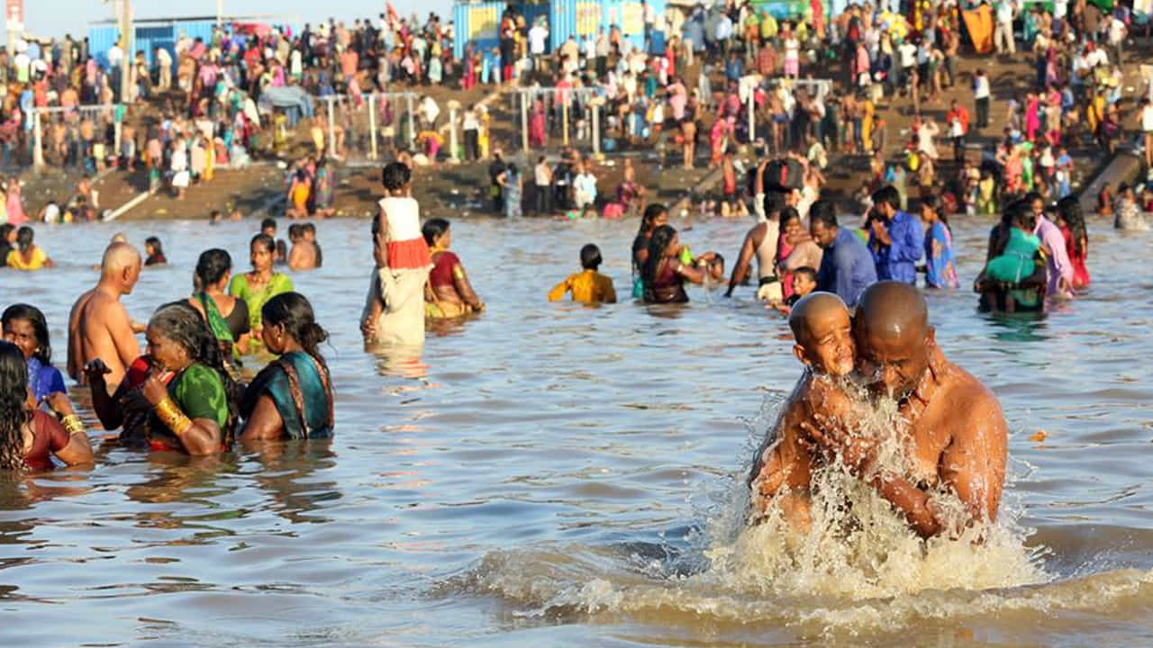 ఈ జాతరను తెలంగాణ ప్రభుత్వం 2014లో రాష్ట్ర పండుగగా గుర్తించింది. భారతదేశంలో కుంభమేళా తరువాత అత్యధిక మంది హాజరయ్యే పండుగ మేడారం. ఈ గిరిజన జాతరకు సుమారు 10 కోట్ల మందికి పైగా హాజరు అవుతారని అంచనా. ఈ జాతరకు తెలంగాణ రాష్ట్రం నుంచే కాకుండా ఆంధ్రప్రదేశ్, మధ్యప్రదేశ్, చత్తీస్‌ఘడ్, ఒడిషా లాంటి ఇతర రాష్ట్రాల నుండి పెద్ద ఎత్తున భక్తులు తరలివస్తారు. 
