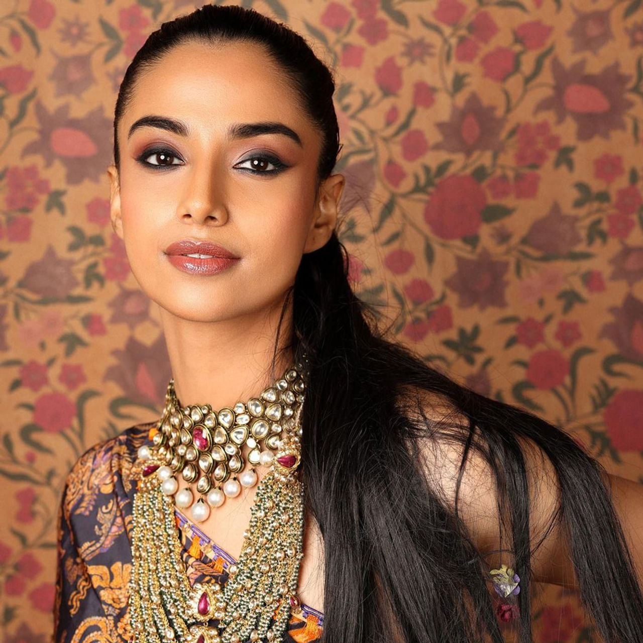 ఇచ్చట వాహనములు నిలుపరాదు చిత్రంతో తెలుగులో ఎంట్రీ ఇచ్చిన హర్యానా అందం మీనాక్షి చౌదరి. మొదట కొన్ని వెబ్ సిరీస్‌తో పాటు, సీరియల్స్‌లో నటించిన ఈ భామ ఆ తర్వాత సినిమాల్లోకి ఎంట్రీ ఇచ్చింది. తాజాగా ఈ భామ అడివి శేష్ హీరోగా వచ్చిన ‘హిట్ 2’లోహీరోయిన్‌గా నటించింది. అది అలా ఉంటే తాజాగా ఈ భామ కొన్ని ఫోటోలను పంచుకుంది. ప్రస్తుతం అవి సోషల్ మీడియాలో వైరల్ అవుతున్నాయి.