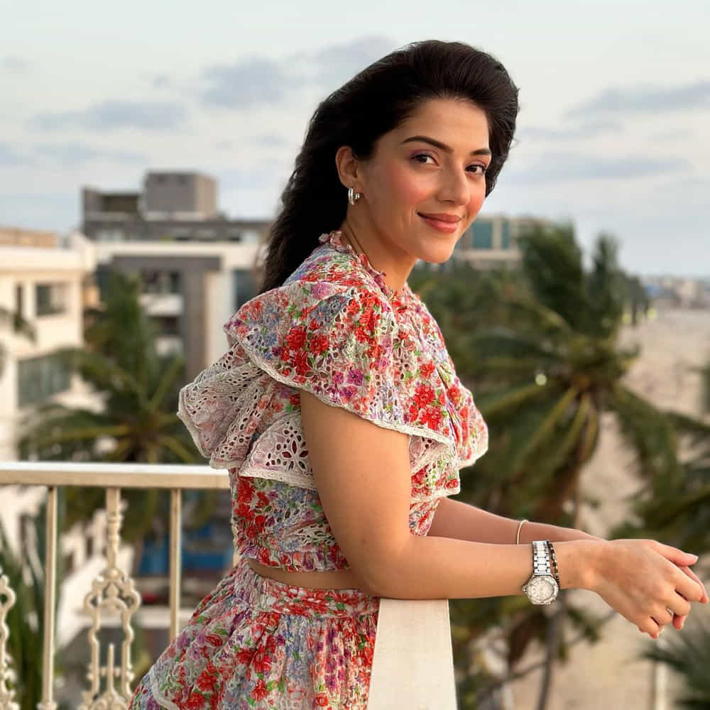 టాలీవుడ్ నటి పంజాబీ బ్యూటీ మెహ్రీన్ పిర్జాదా గురించి ప్రత్యేకంగా చెప్పాల్సిన పనిలేదు.. కృష్ణ గాడి వీర ప్రేమ గాధ సినిమాతో టాలీవుడ్ కి పరిచయమై ఆ తర్వాత వరుస సినిమాలలో అవకాశాలు అందుకుంది.సోషల్ మీడియాలో యాక్టీవ్ గా ఉండే ఈ ముద్దుగుమ్మ ఫొటోస్ తో మెస్మరైజ్ చేస్తూ ఫ్యాన్స్ ను అలరిస్తూ ఉంటుంది. తాజాగా షేర్ చేసిన ఈ అమ్మడి ఫొటోస్ చుసిన ఫ్యాన్స్ ఇంత మారిపోయింది ఏంటని ఫీల్ అవుతున్నారు.