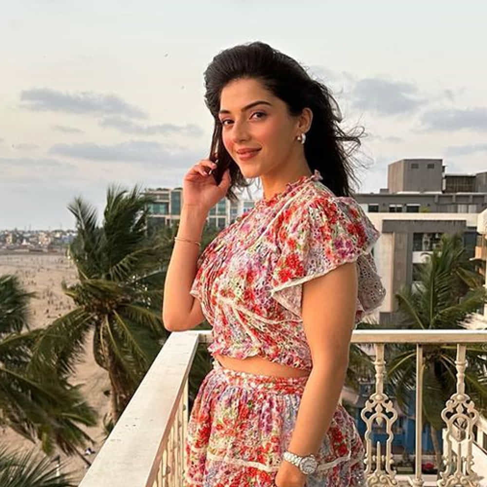 టాలీవుడ్ నటి పంజాబీ బ్యూటీ మెహ్రీన్ పిర్జాదా గురించి ప్రత్యేకంగా చెప్పాల్సిన పనిలేదు.. కృష్ణ గాడి వీర ప్రేమ గాధ సినిమాతో టాలీవుడ్ కి పరిచయమై ఆ తర్వాత వరుస సినిమాలలో అవకాశాలు అందుకుంది.సోషల్ మీడియాలో యాక్టీవ్ గా ఉండే ఈ ముద్దుగుమ్మ ఫొటోస్ తో మెస్మరైజ్ చేస్తూ ఫ్యాన్స్ ను అలరిస్తూ ఉంటుంది. తాజాగా షేర్ చేసిన ఈ అమ్మడి ఫొటోస్ చుసిన ఫ్యాన్స్ ఇంత మారిపోయింది ఏంటని ఫీల్ అవుతున్నారు.