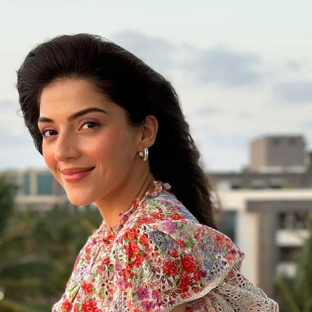 టాలీవుడ్ నటి పంజాబీ బ్యూటీ మెహ్రీన్ పిర్జాదా గురించి ప్రత్యేకంగా చెప్పాల్సిన పనిలేదు.. కృష్ణ గాడి వీర ప్రేమ గాధ సినిమాతో టాలీవుడ్ కి పరిచయమై ఆ తర్వాత వరుస సినిమాలలో అవకాశాలు అందుకుంది.సోషల్ మీడియాలో యాక్టీవ్ గా ఉండే ఈ ముద్దుగుమ్మ ఫొటోస్ తో మెస్మరైజ్ చేస్తూ ఫ్యాన్స్ ను అలరిస్తూ ఉంటుంది. తాజాగా షేర్ చేసిన ఈ అమ్మడి ఫొటోస్ చుసిన ఫ్యాన్స్ ఇంత మారిపోయింది ఏంటని ఫీల్ అవుతున్నారు.