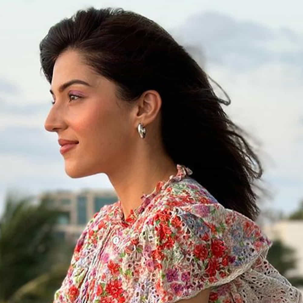 టాలీవుడ్ నటి పంజాబీ బ్యూటీ మెహ్రీన్ పిర్జాదా గురించి ప్రత్యేకంగా చెప్పాల్సిన పనిలేదు.. కృష్ణ గాడి వీర ప్రేమ గాధ సినిమాతో టాలీవుడ్ కి పరిచయమై ఆ తర్వాత వరుస సినిమాలలో అవకాశాలు అందుకుంది.సోషల్ మీడియాలో యాక్టీవ్ గా ఉండే ఈ ముద్దుగుమ్మ ఫొటోస్ తో మెస్మరైజ్ చేస్తూ ఫ్యాన్స్ ను అలరిస్తూ ఉంటుంది. తాజాగా షేర్ చేసిన ఈ అమ్మడి ఫొటోస్ చుసిన ఫ్యాన్స్ ఇంత మారిపోయింది ఏంటని ఫీల్ అవుతున్నారు.