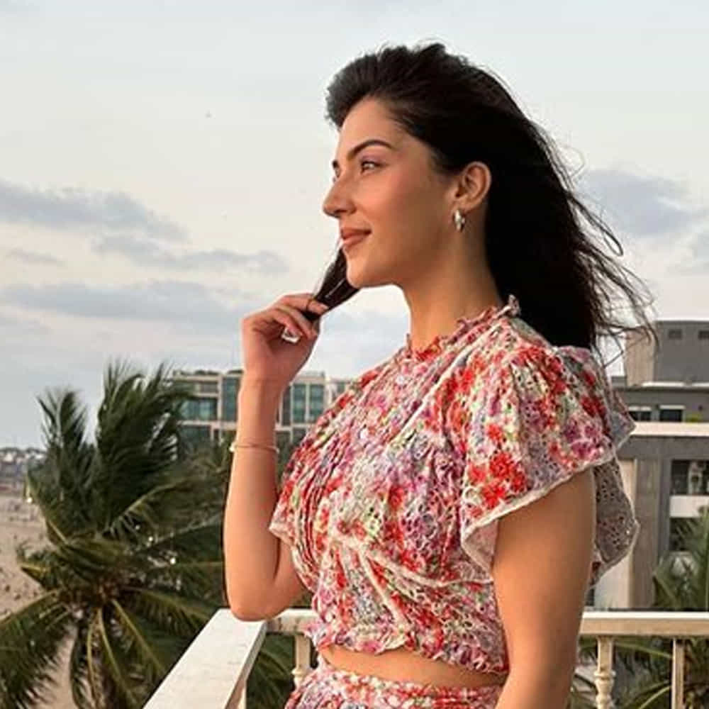 టాలీవుడ్ నటి పంజాబీ బ్యూటీ మెహ్రీన్ పిర్జాదా గురించి ప్రత్యేకంగా చెప్పాల్సిన పనిలేదు.. కృష్ణ గాడి వీర ప్రేమ గాధ సినిమాతో టాలీవుడ్ కి పరిచయమై ఆ తర్వాత వరుస సినిమాలలో అవకాశాలు అందుకుంది.సోషల్ మీడియాలో యాక్టీవ్ గా ఉండే ఈ ముద్దుగుమ్మ ఫొటోస్ తో మెస్మరైజ్ చేస్తూ ఫ్యాన్స్ ను అలరిస్తూ ఉంటుంది. తాజాగా షేర్ చేసిన ఈ అమ్మడి ఫొటోస్ చుసిన ఫ్యాన్స్ ఇంత మారిపోయింది ఏంటని ఫీల్ అవుతున్నారు.