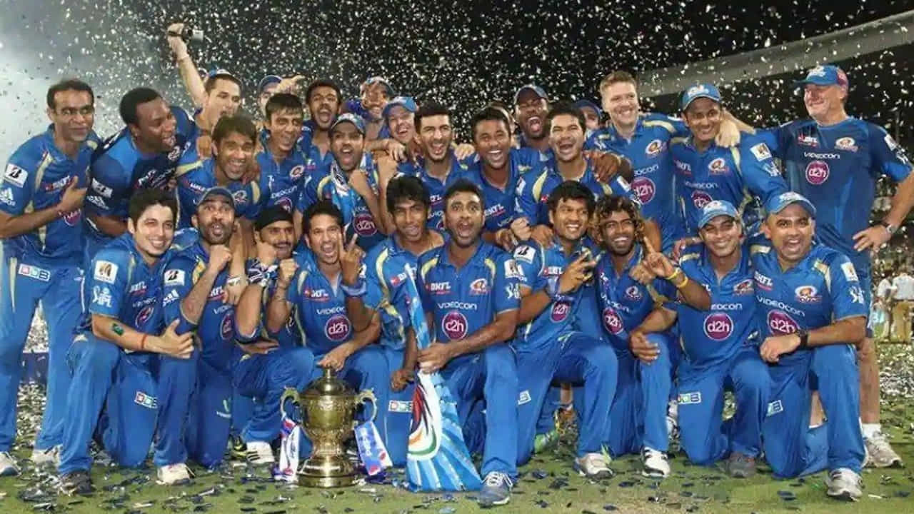 IPL 2013-ముంబై ఇండియన్స్: చెన్నై సూపర్ కింగ్స్తో జరిగిన ఫైనల్లో ముంబై ఇండియన్స్ 23 పరుగుల తేడాతో విజయం సాధించి తొలిసారి టైటిల్ను గెలుచుకుంది.