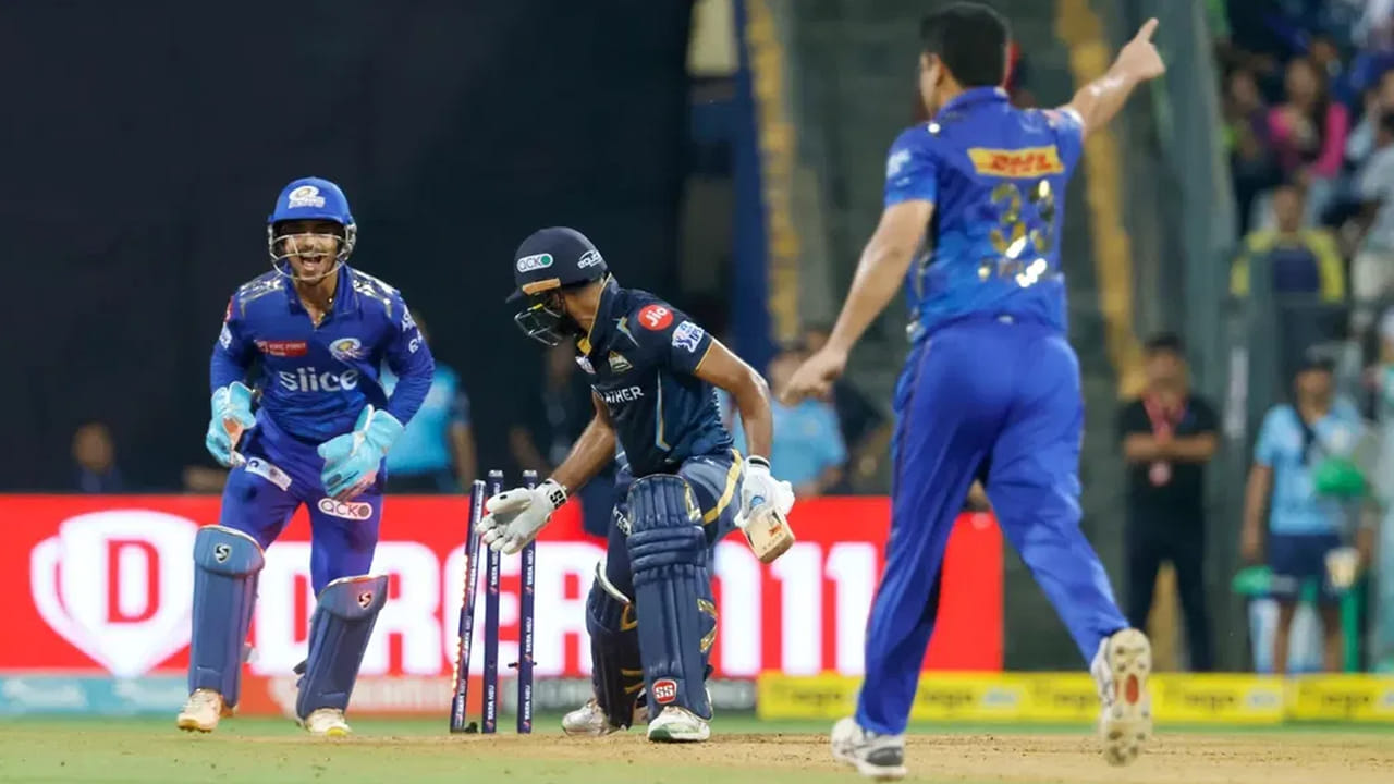 219 పరుగుల కఠిన లక్ష్యంతో బరిలోకి దిగిన గుజరాత్ టైటాన్స్ జట్టు 26 పరుగులకే 3 ముఖ్యమైన వికెట్లు కోల్పోయింది. అయితే డేవిడ్ మిల్లర్ 41 పరుగుల సాయంతో గుజరాత్ జట్టు 12 ఓవర్లలో 100 పరుగులు చేసింది.