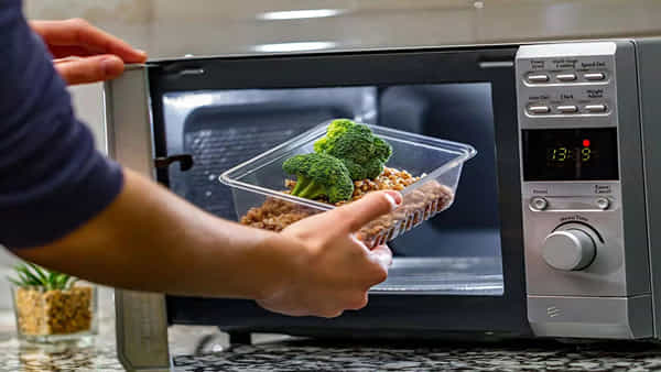 Microwave Oven: మీ వంటగదిని మోడ్రన్గా మార్చాలనుకుంటే వెంటనే దీనిని కొనుగోలు చేయండి.. అదిరే ఆఫర్లున్నాయ్..